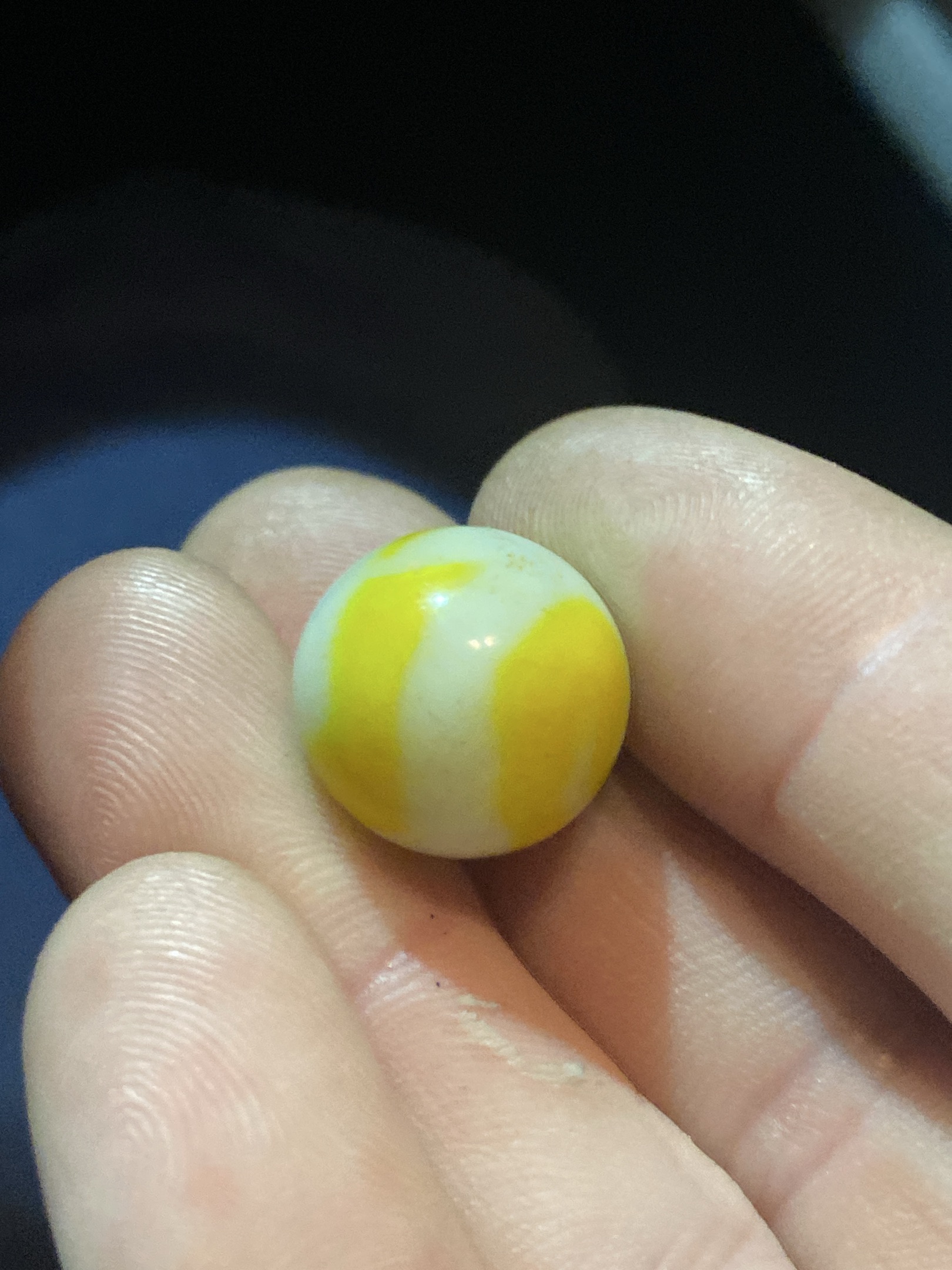 Yellow and White Corkscrew by Akro Agate Company, identification view