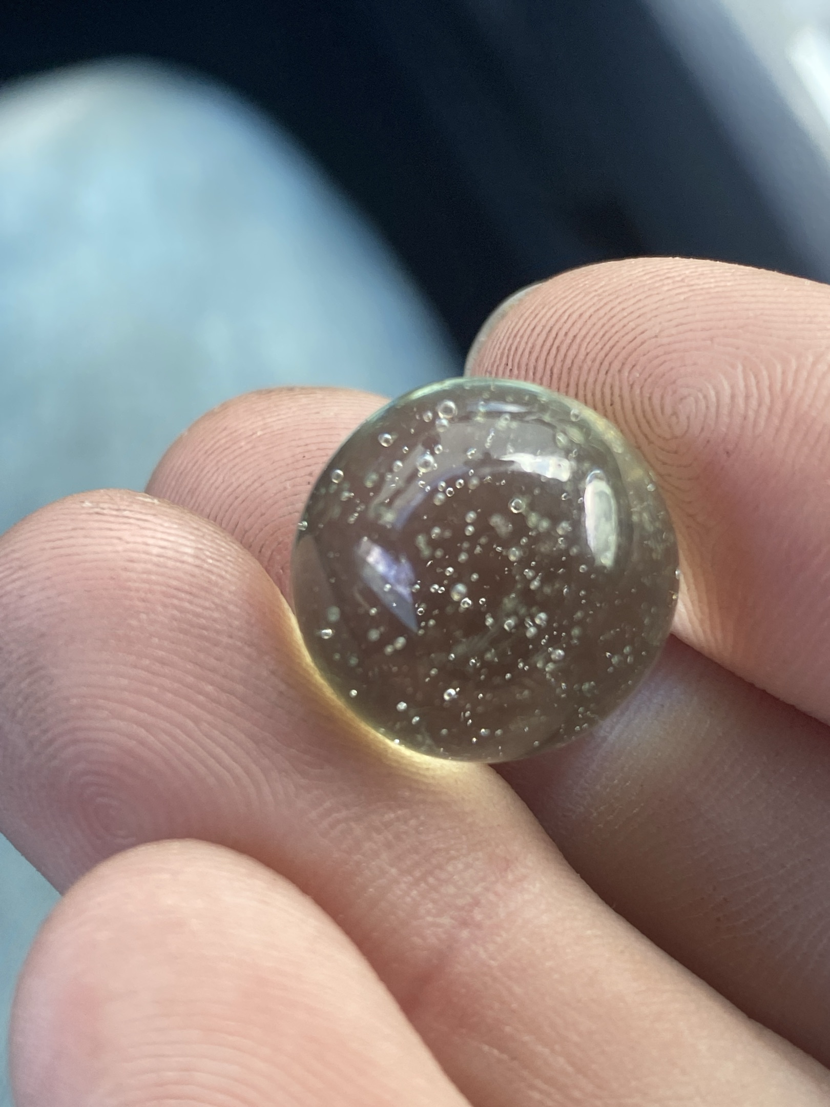 Seeded Clearie (Champagne) by Akro Agate Company, identification view