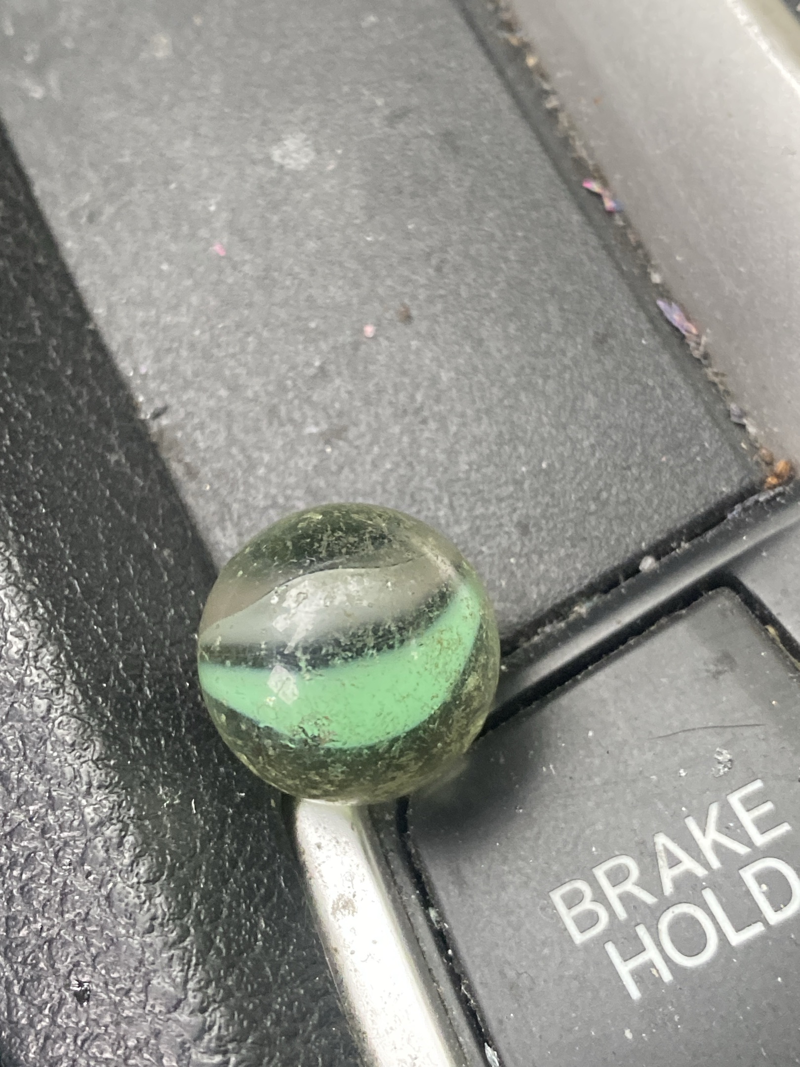Green and White 4-Vane Shooter by Vitro Agate Company, identification view