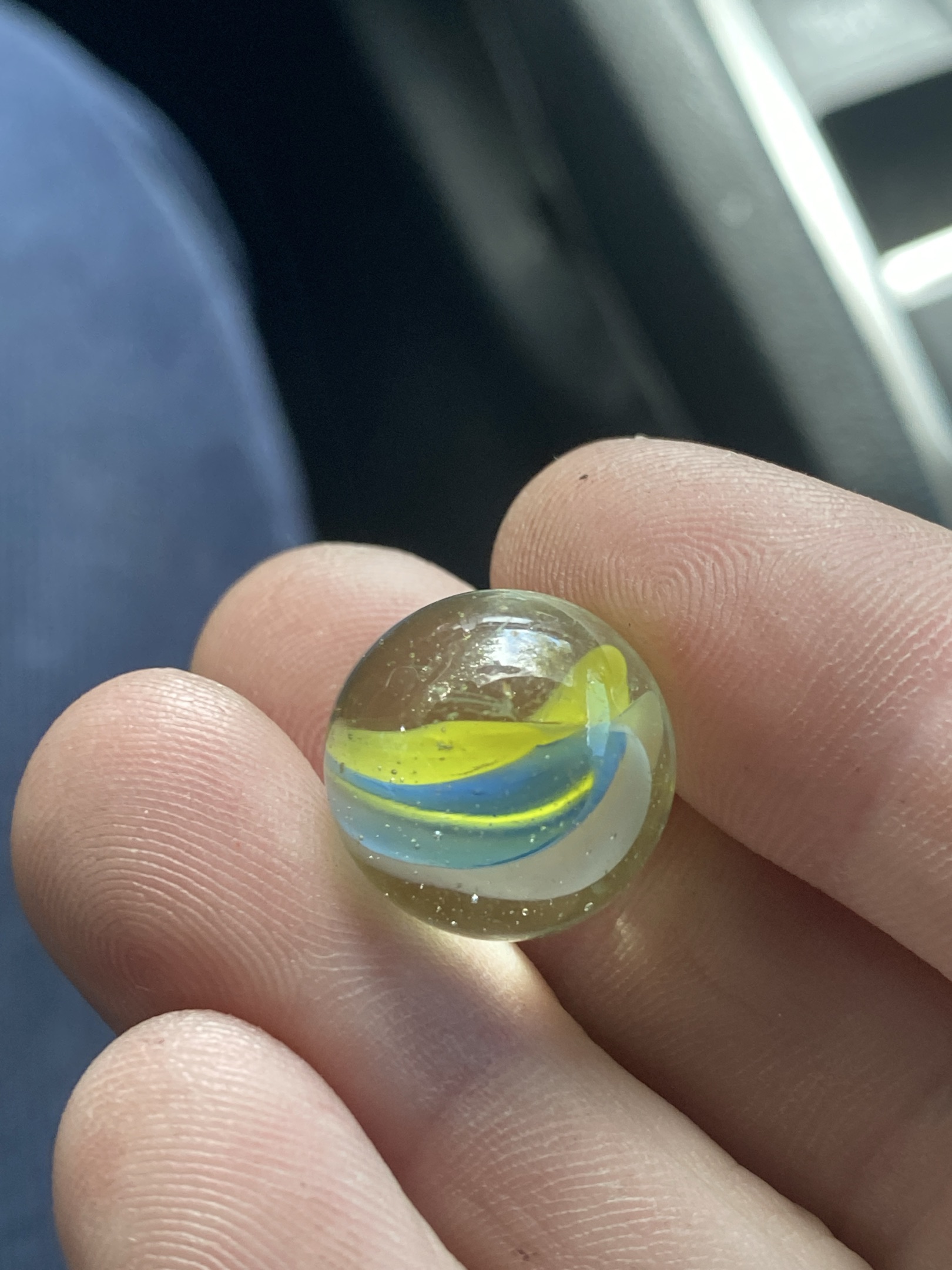 Tri-Lite (Yellow, Blue, White) by Vitro Agate Company, identification view