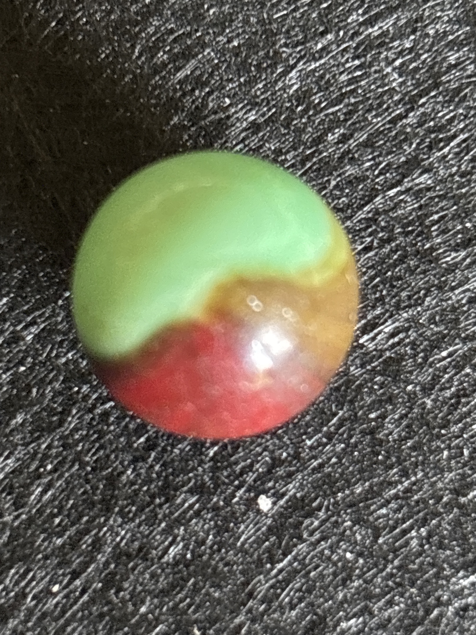 Parrot - Red on Green Christmas by Vitro Agate, identification view