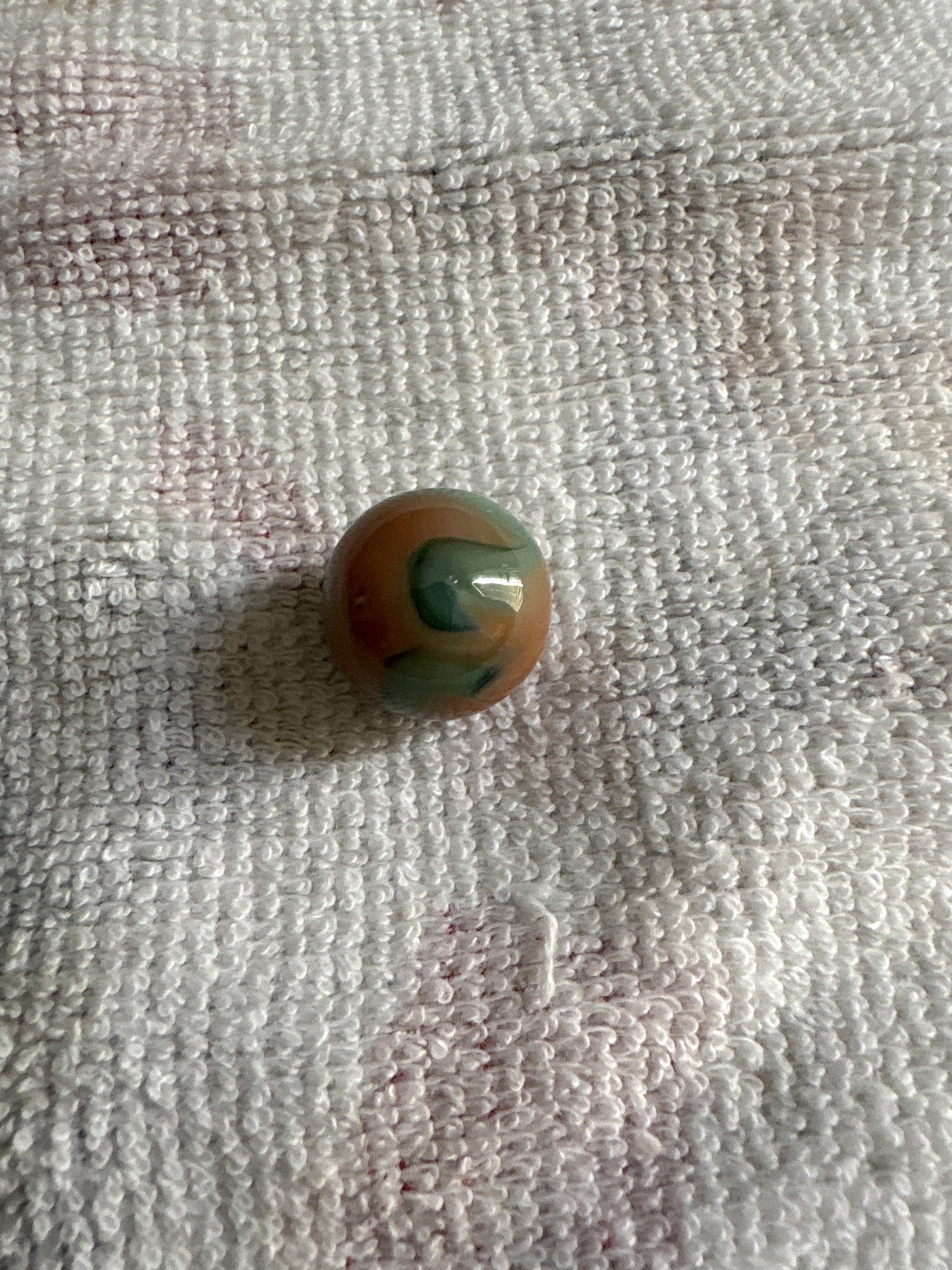 Corkscrew - Orange and Green by Akro Agate Company, identification view