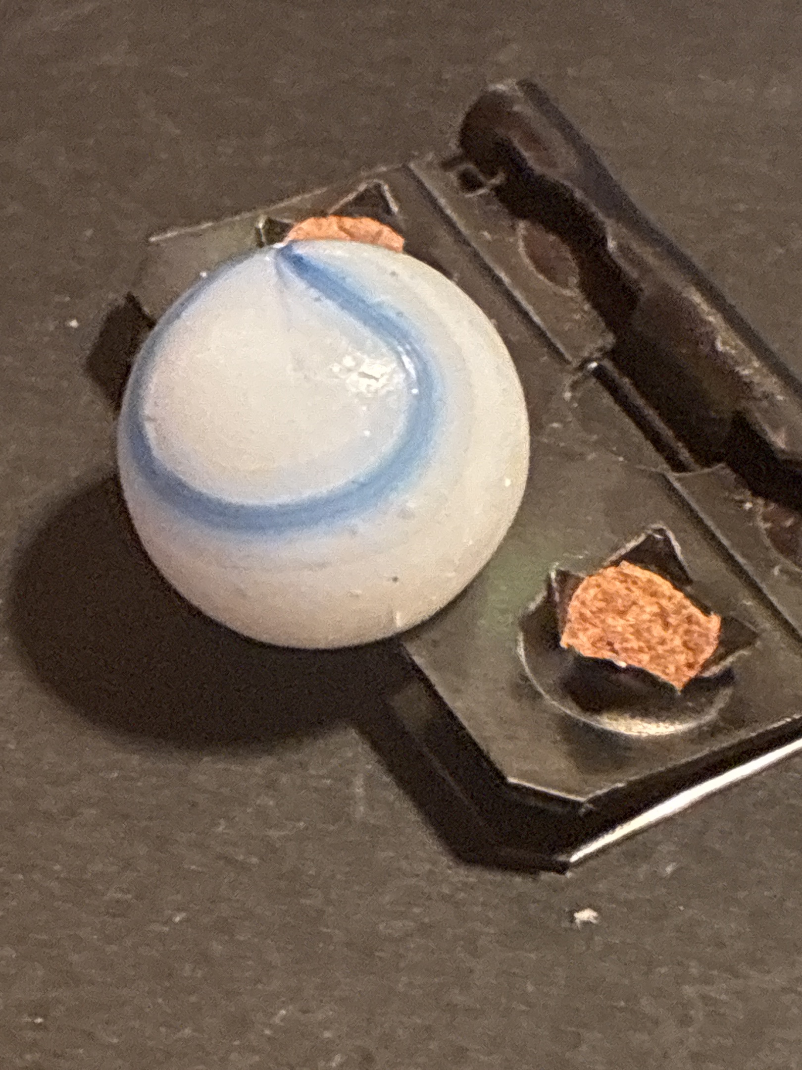 Onyx Cream / Blue Corkscrew by Akro Agate, identification view