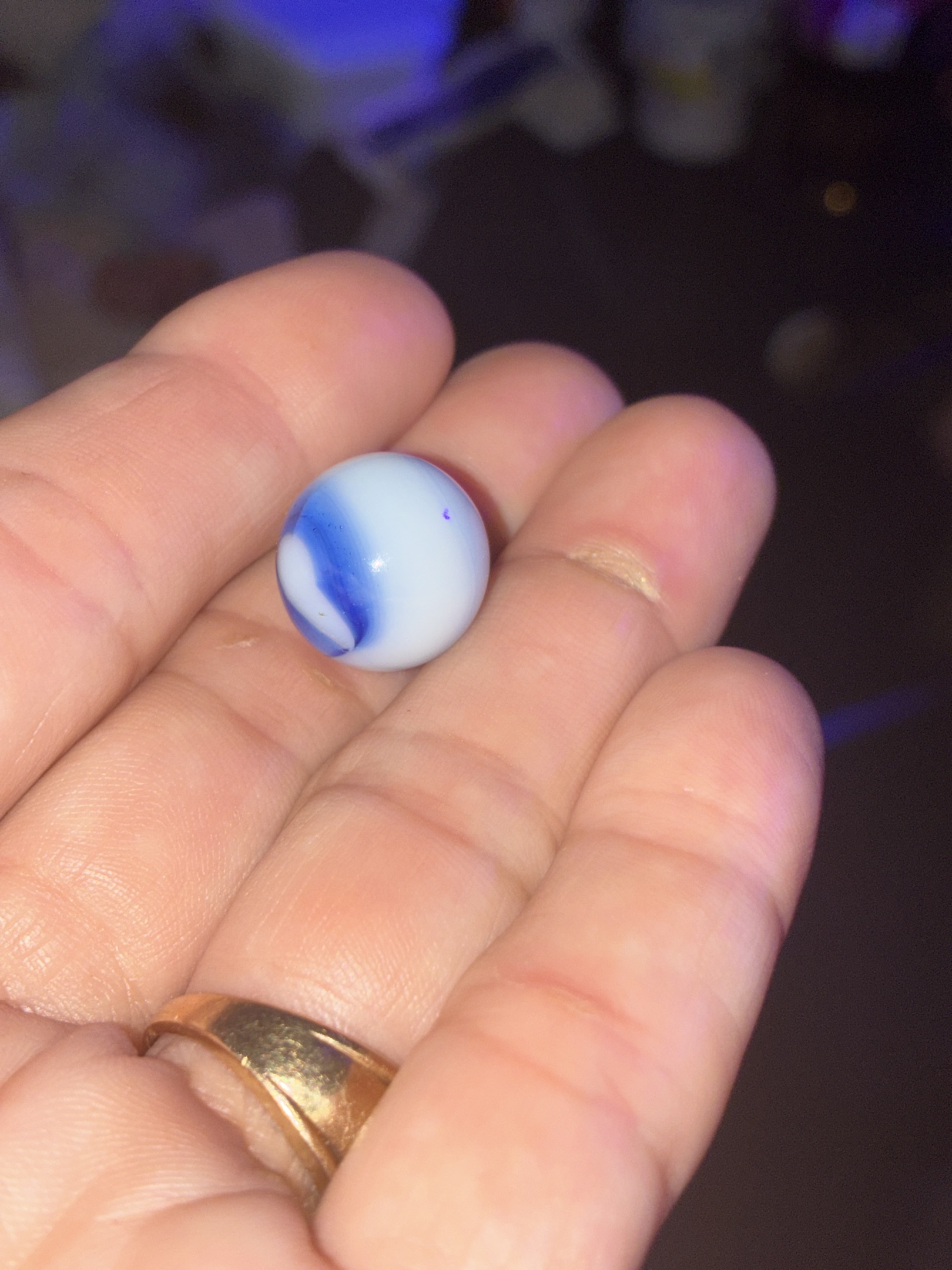 Prize Name (Blue and White) by Akro Agate Company, identification view
