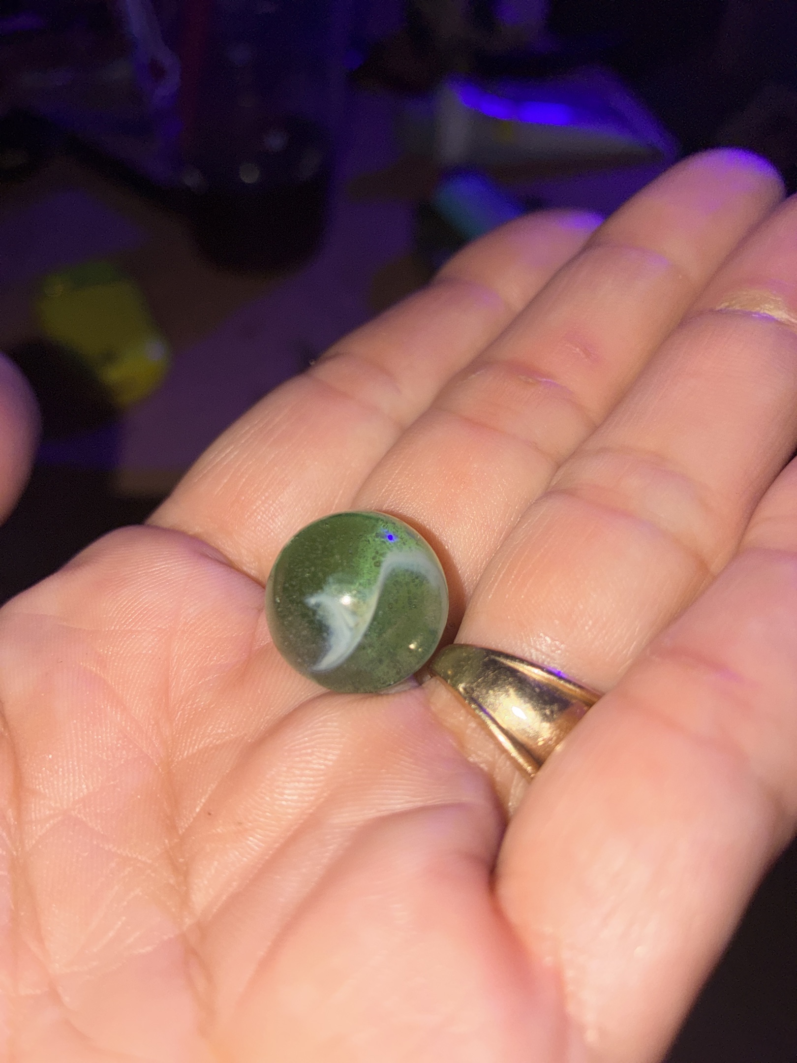 Green Slag (Uranium) by Akro Agate Company, identification view