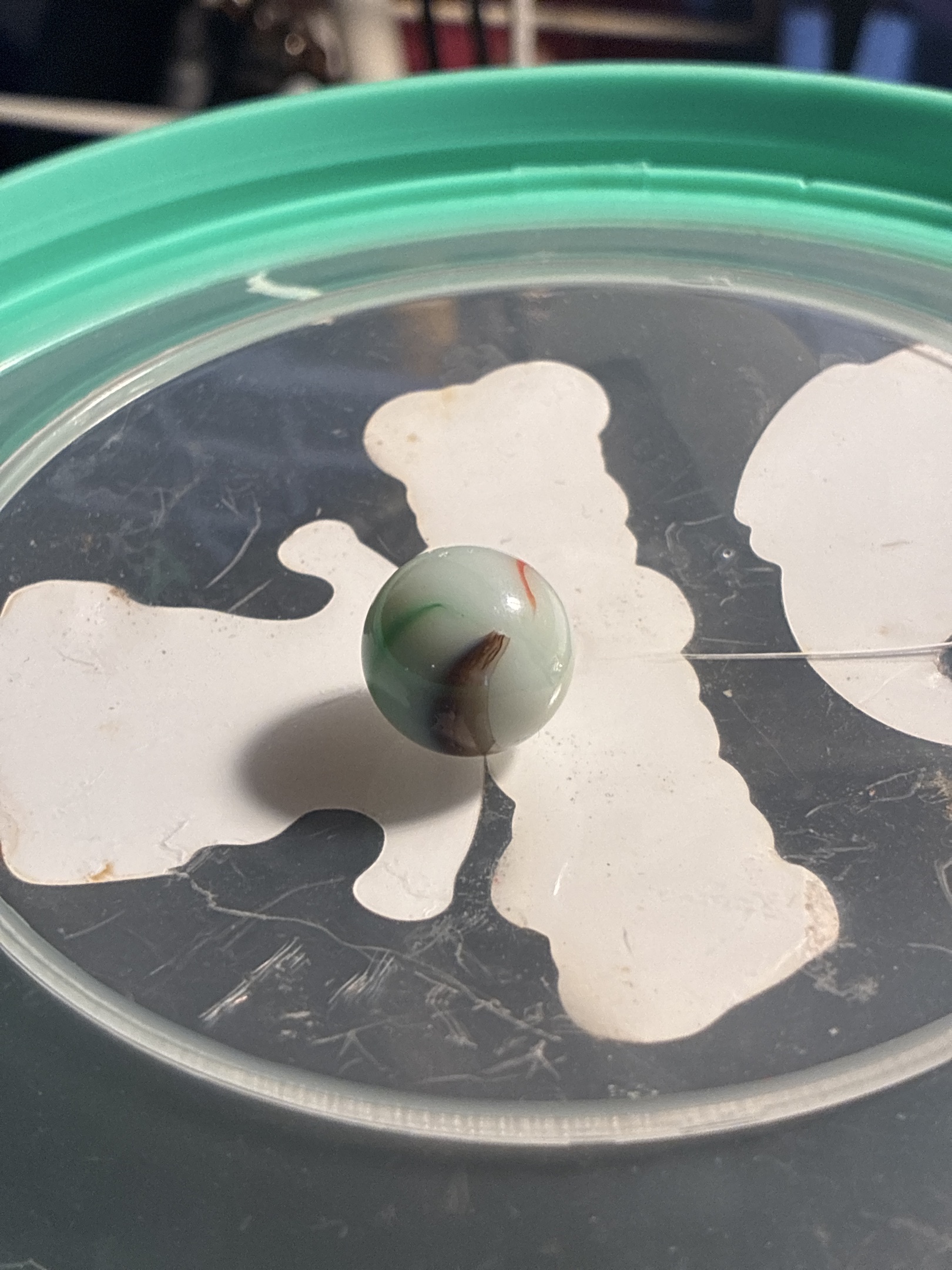 Multi-Color (Red, Green, Brown) by Vitro Agate Company, identification view