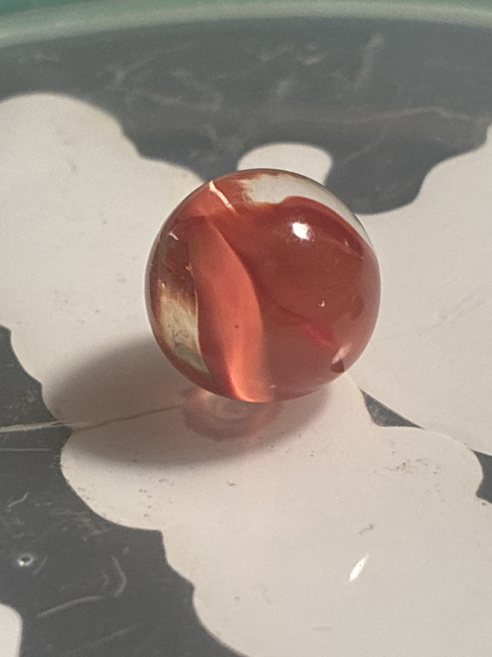 Red 3-Vane Cat's Eye by Marble King, identification view