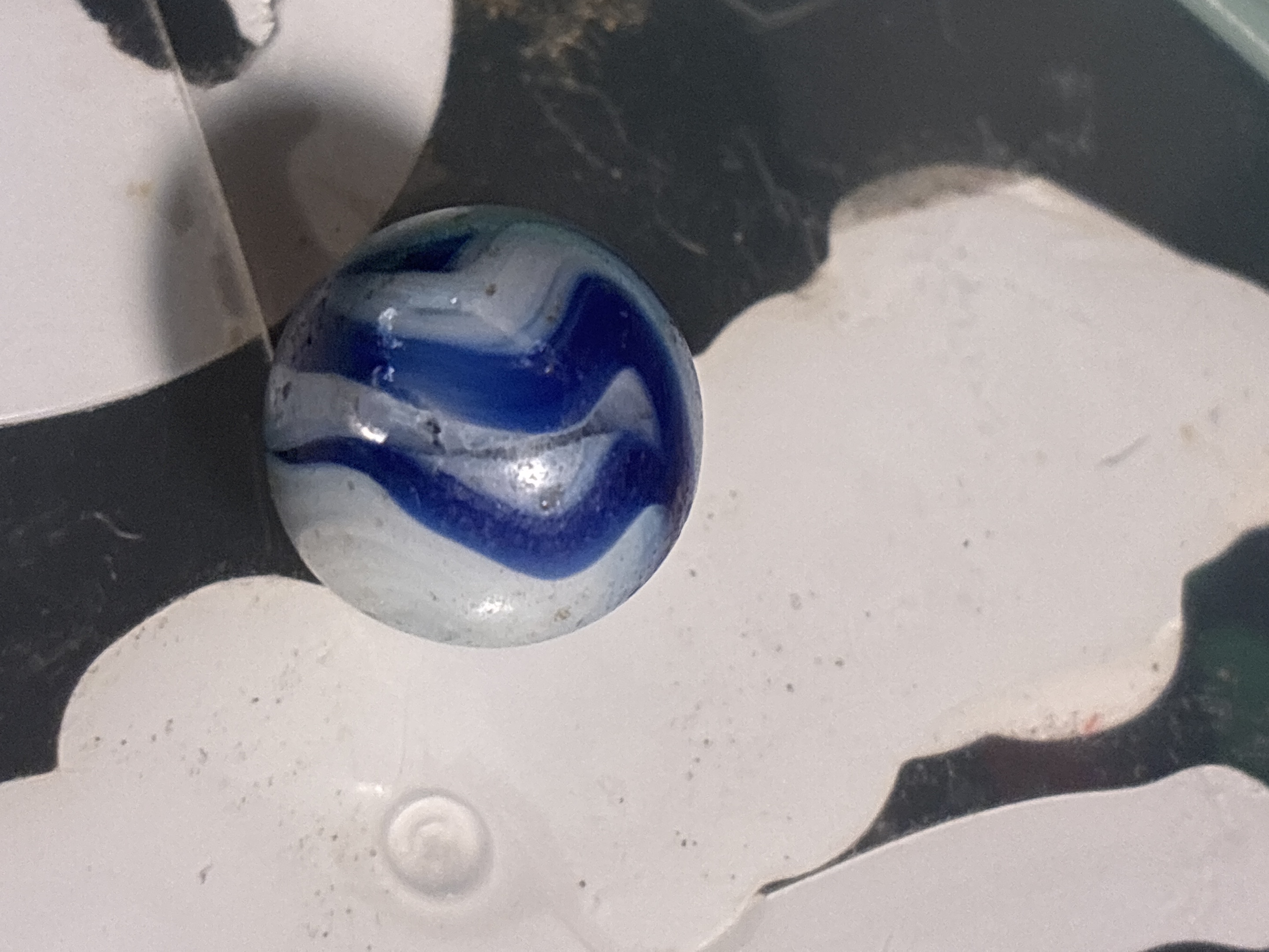 Prize Name (Blue & White) by Akro Agate Company, identification view