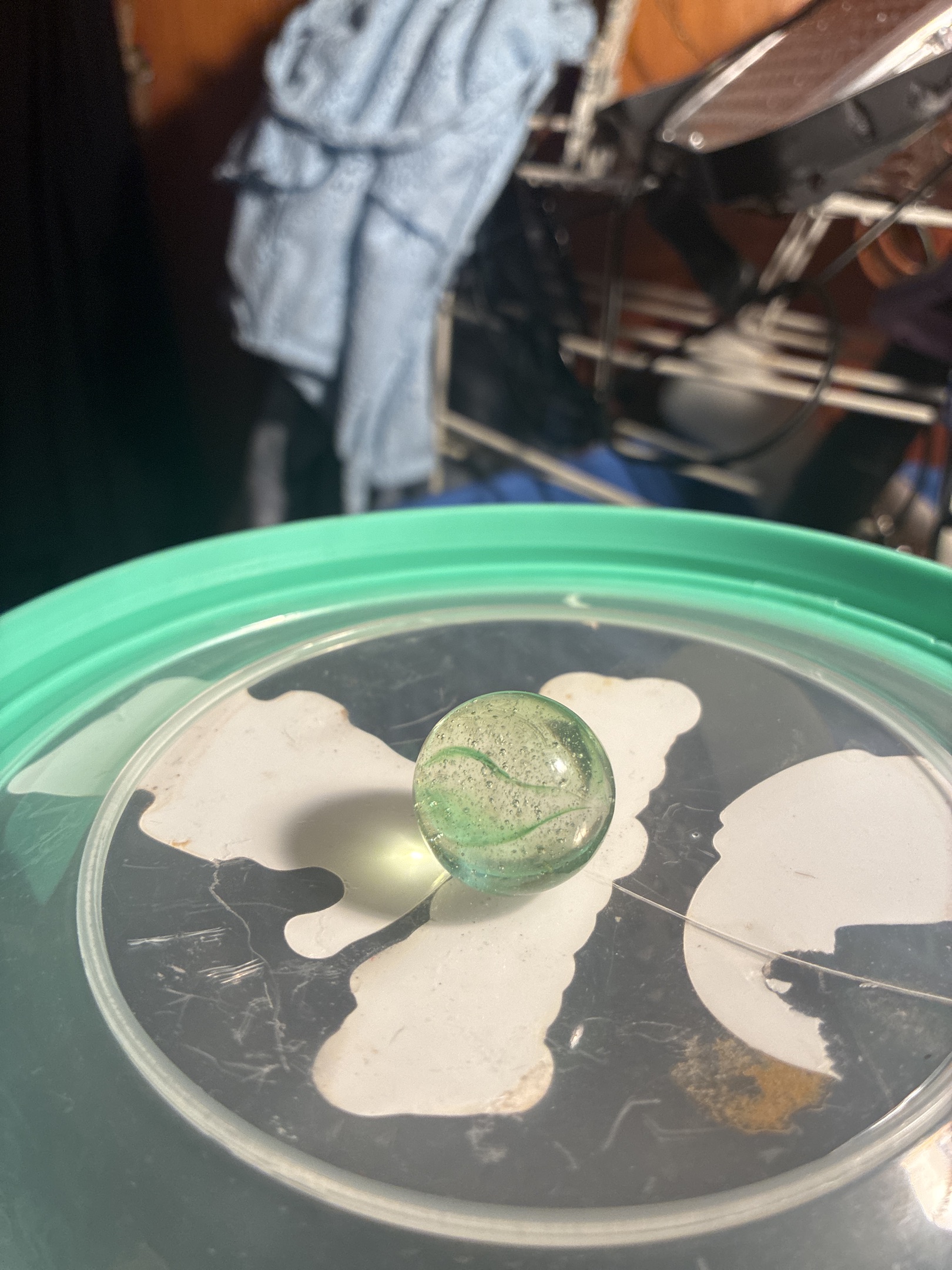 Green 4-Vane Shooter by Vitro Agate Company, identification view