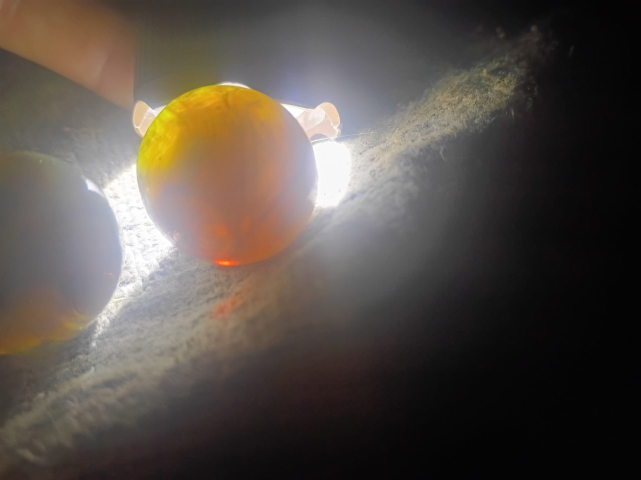 Honey Amber Onyx by Akro Agate, identification view