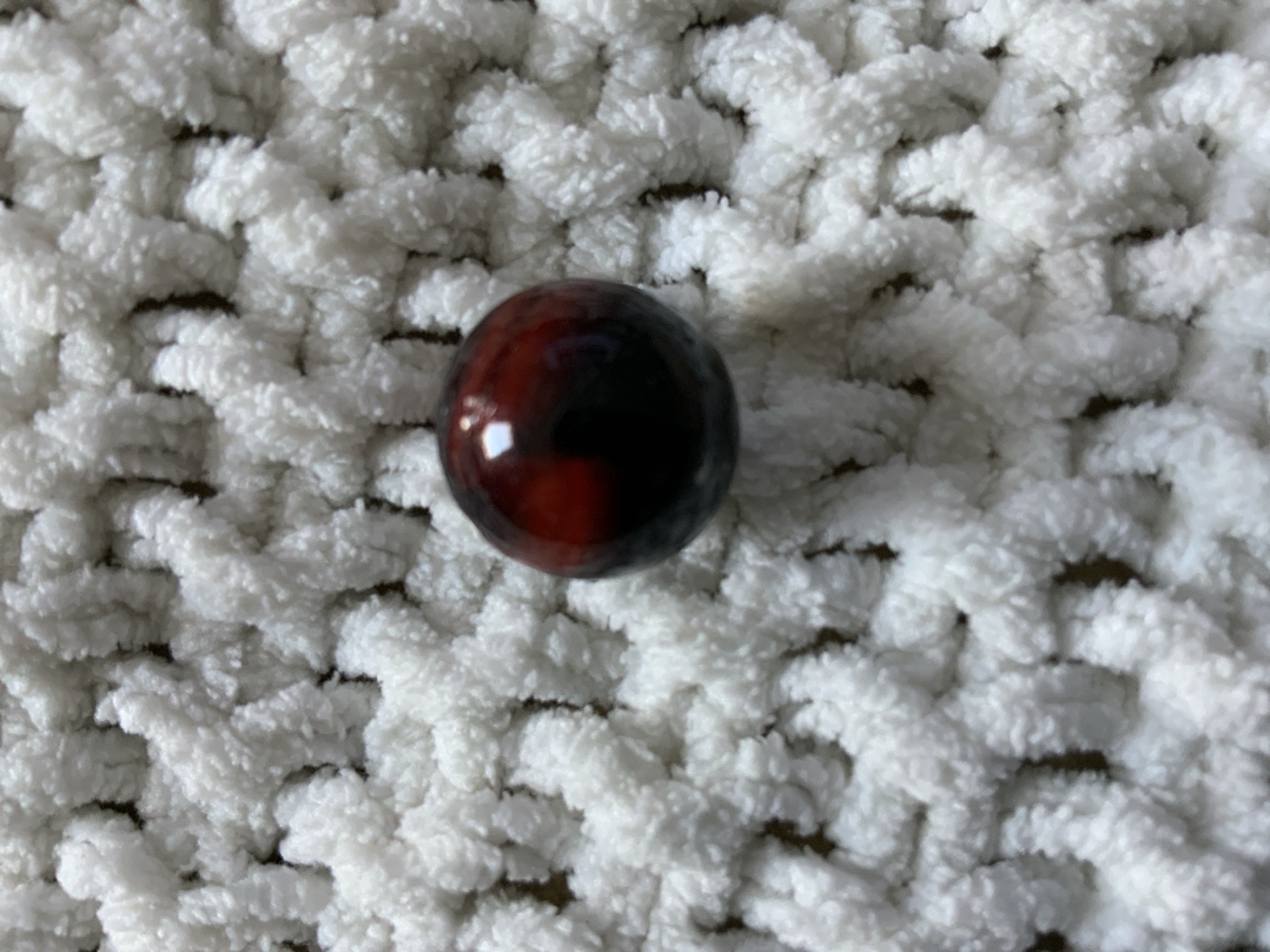 Red Oxblood Blackie by Vitro Agate, identification view
