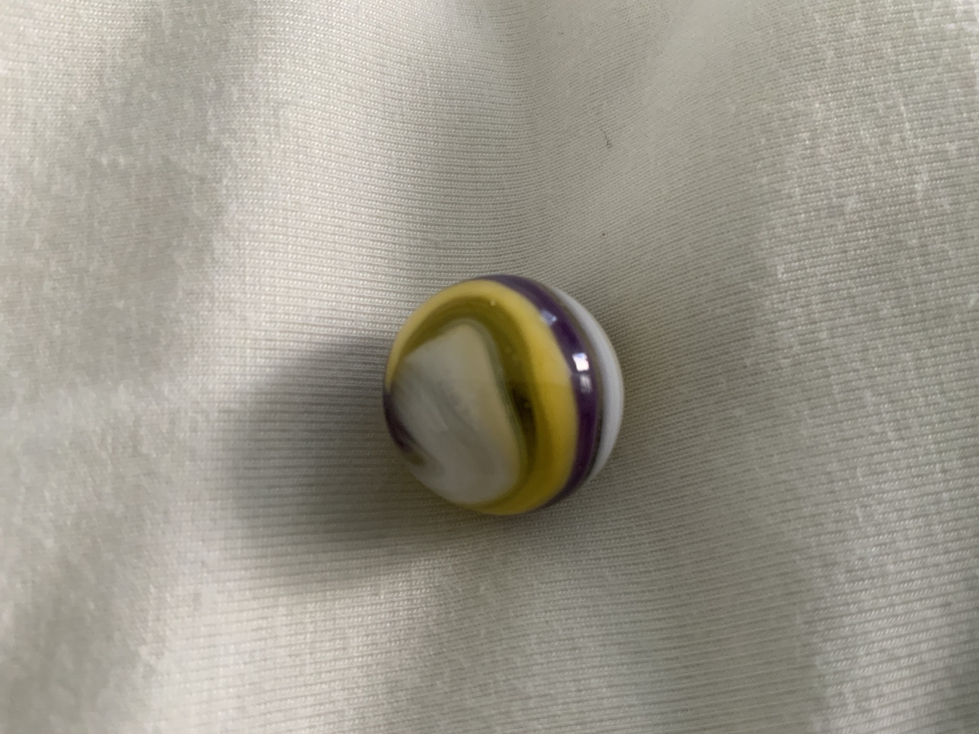 Parrot - Yellow and Purple on White by Vitro Agate, identification view