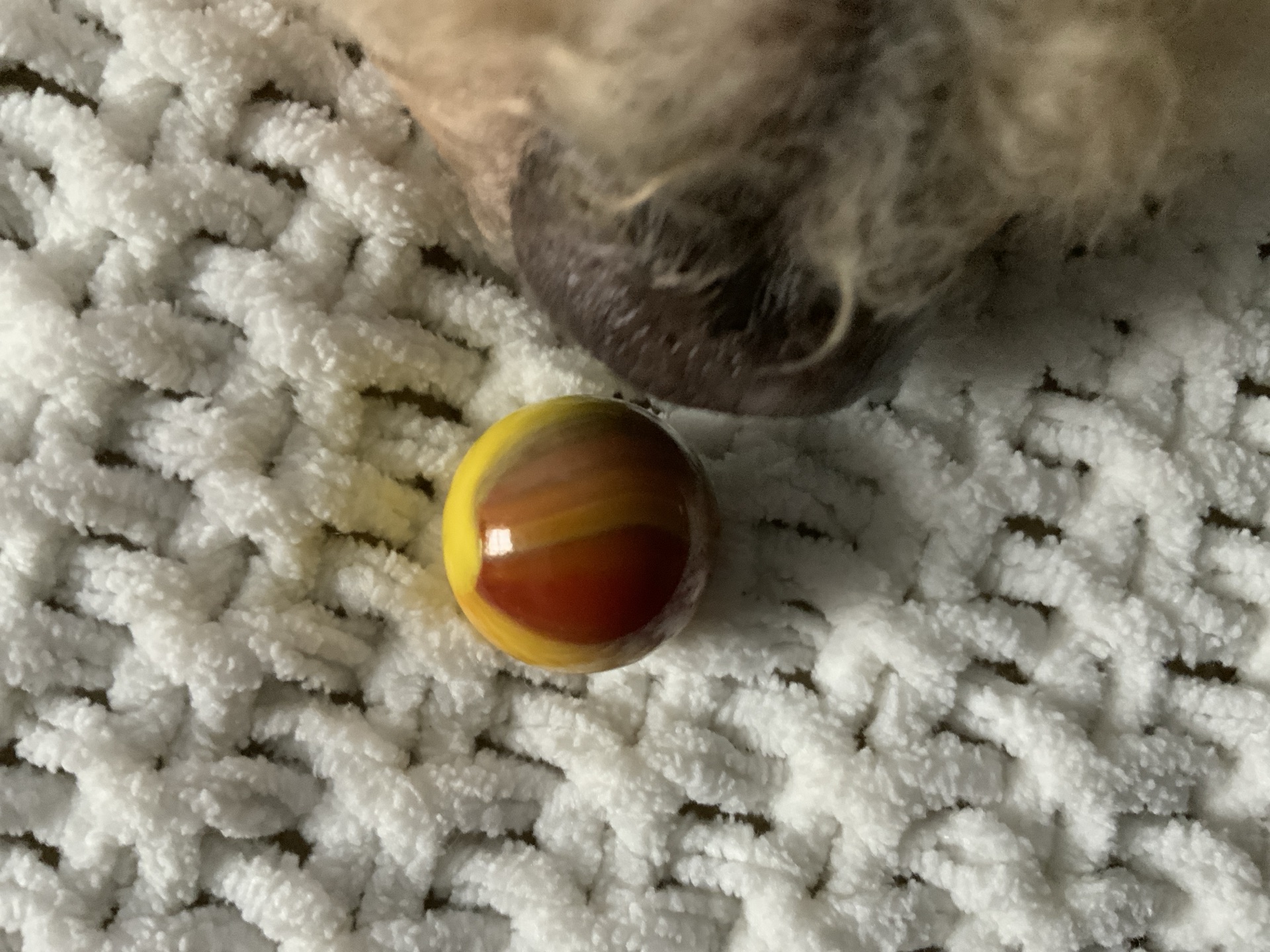 Lemonade and Oxblood Patch - Egg Yolk by Akro Agate, identification view