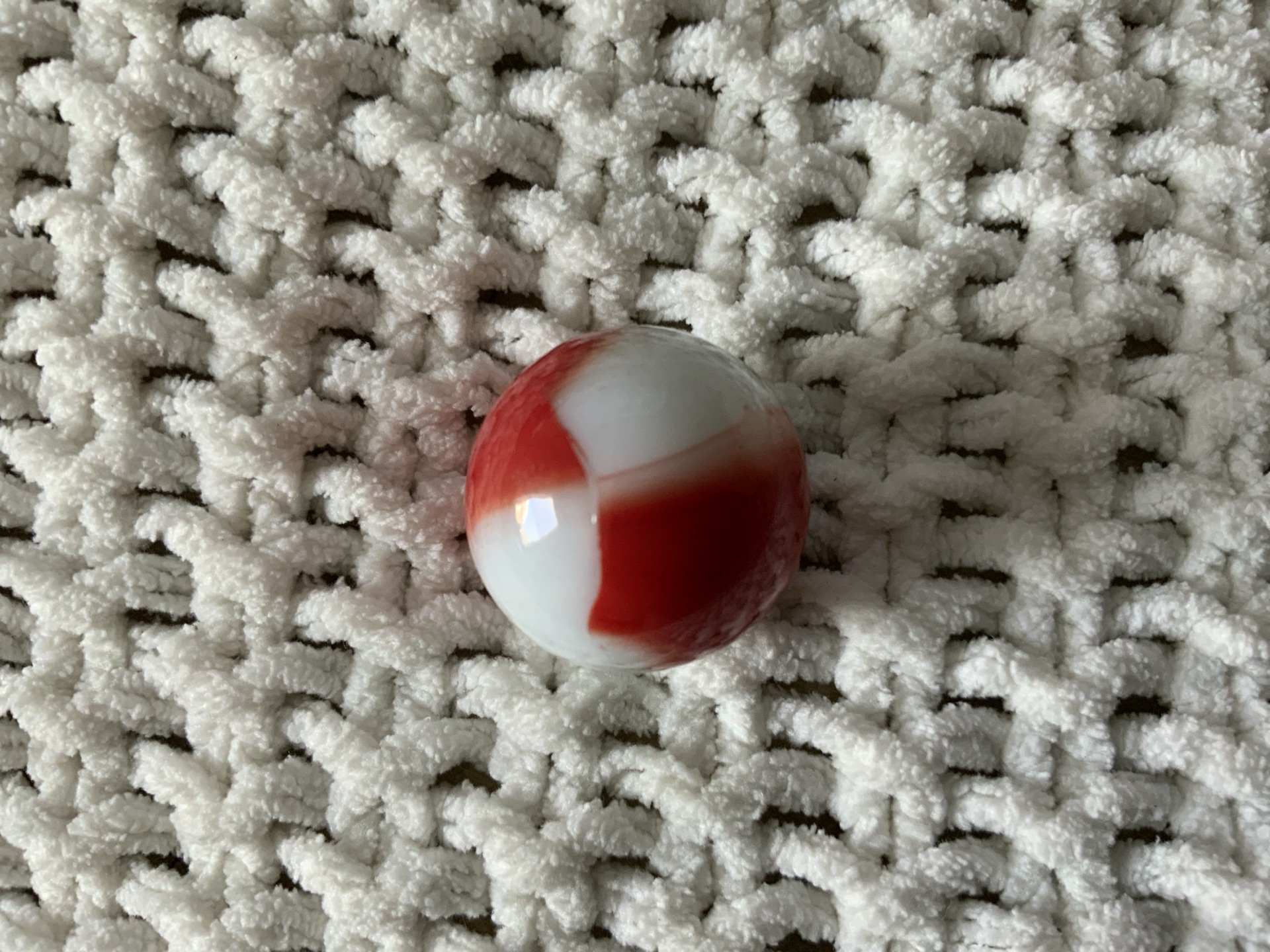Ace - Red and White Patch by Akro Agate, identification view