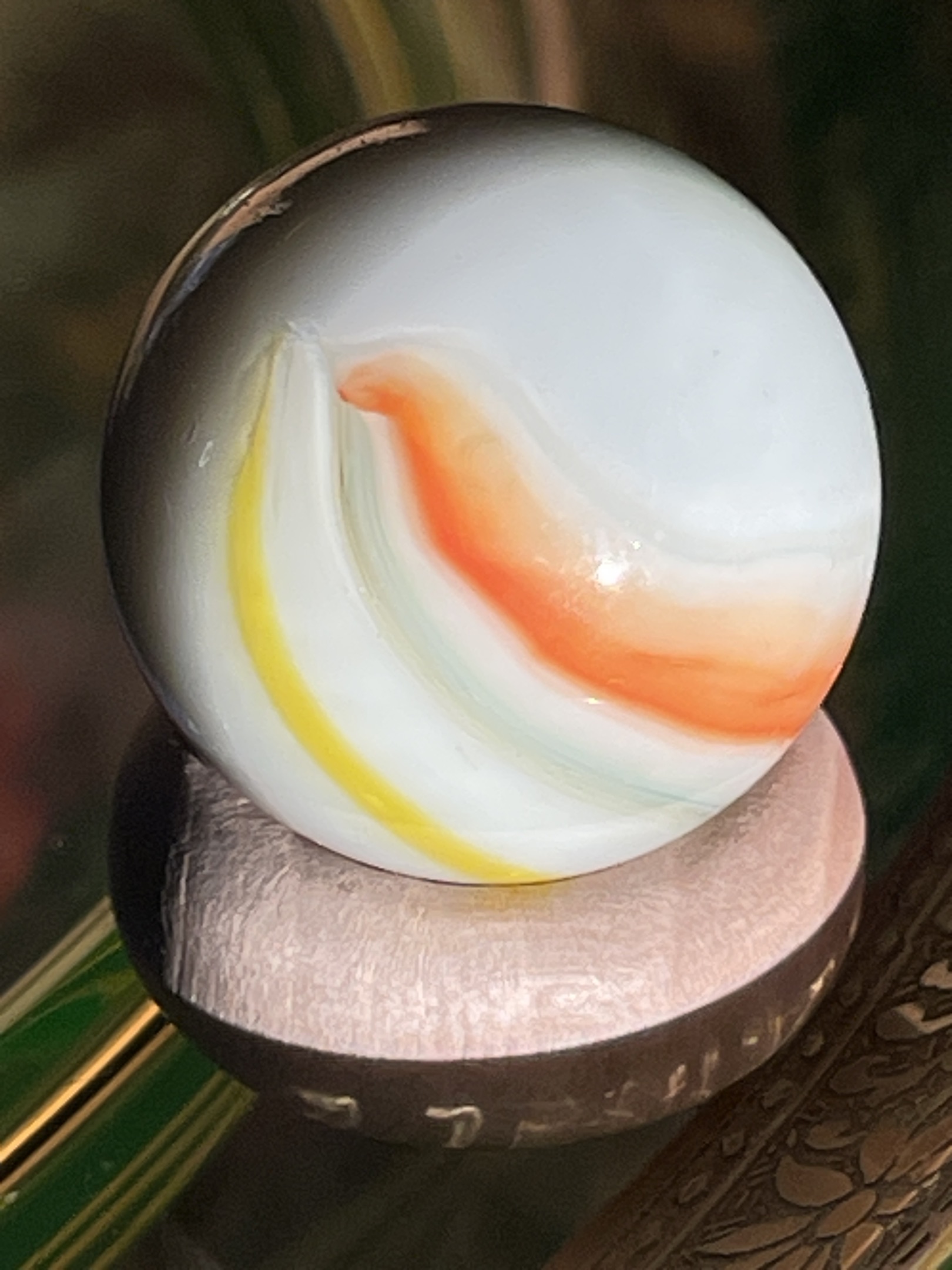 Egg Yolk Corkscrew Special by Akro Agate, identification view