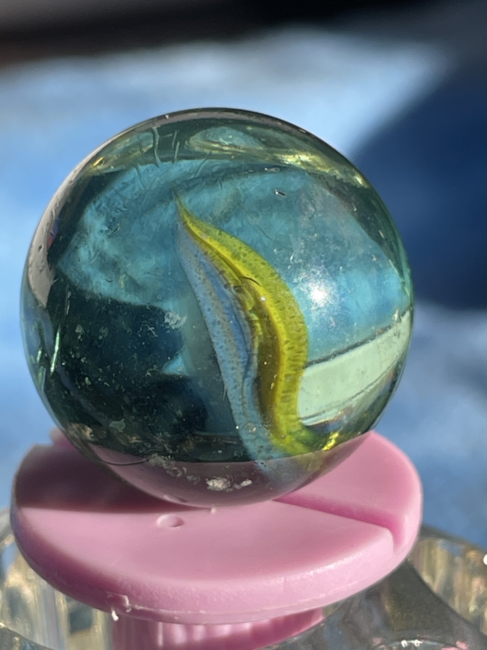 Yellow Ribbon Single-Vane by Vitro Agate, identification view