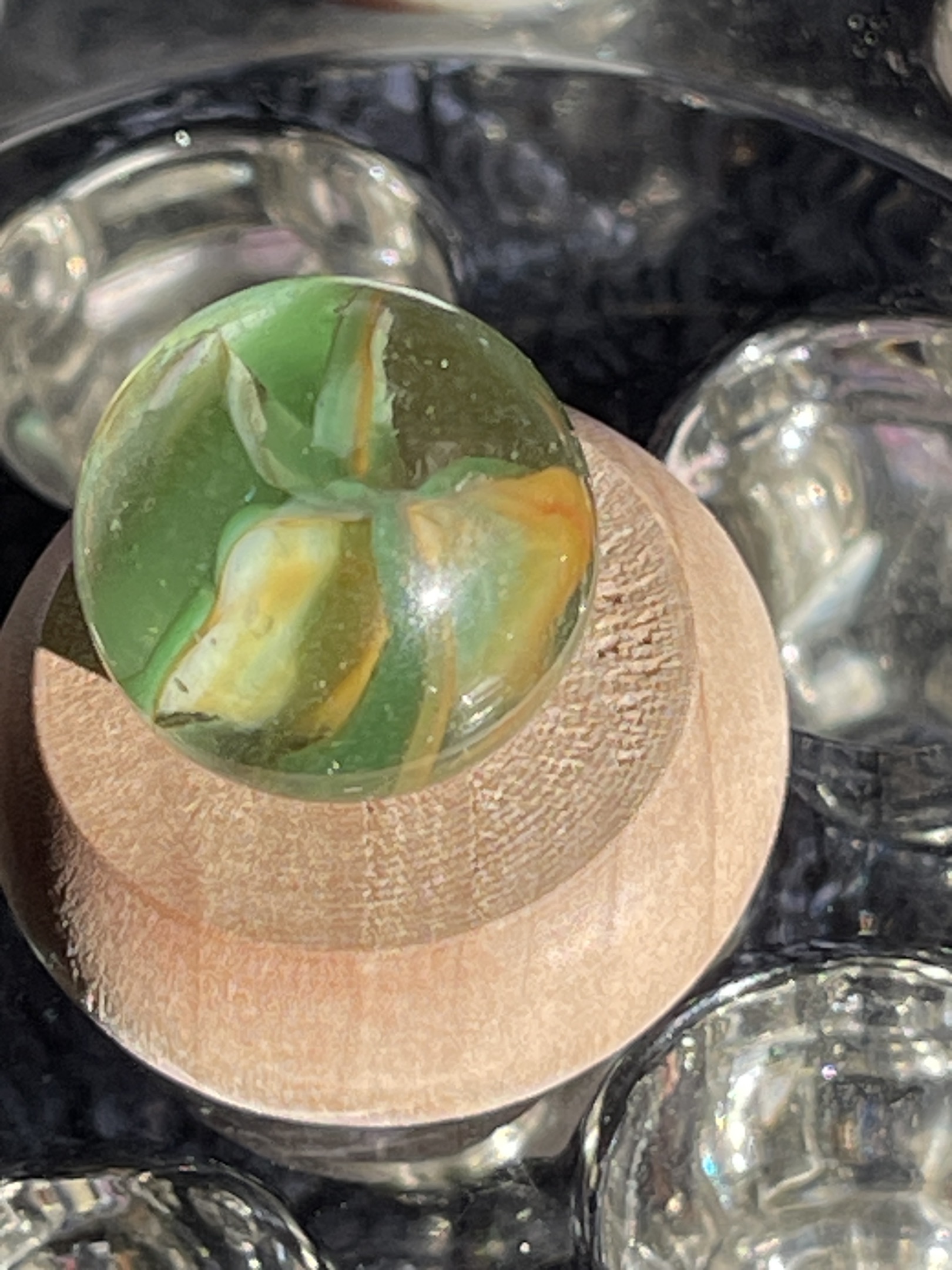 Green and Butterscotch National Line Rainbo by Peltier Glass Company, identification view