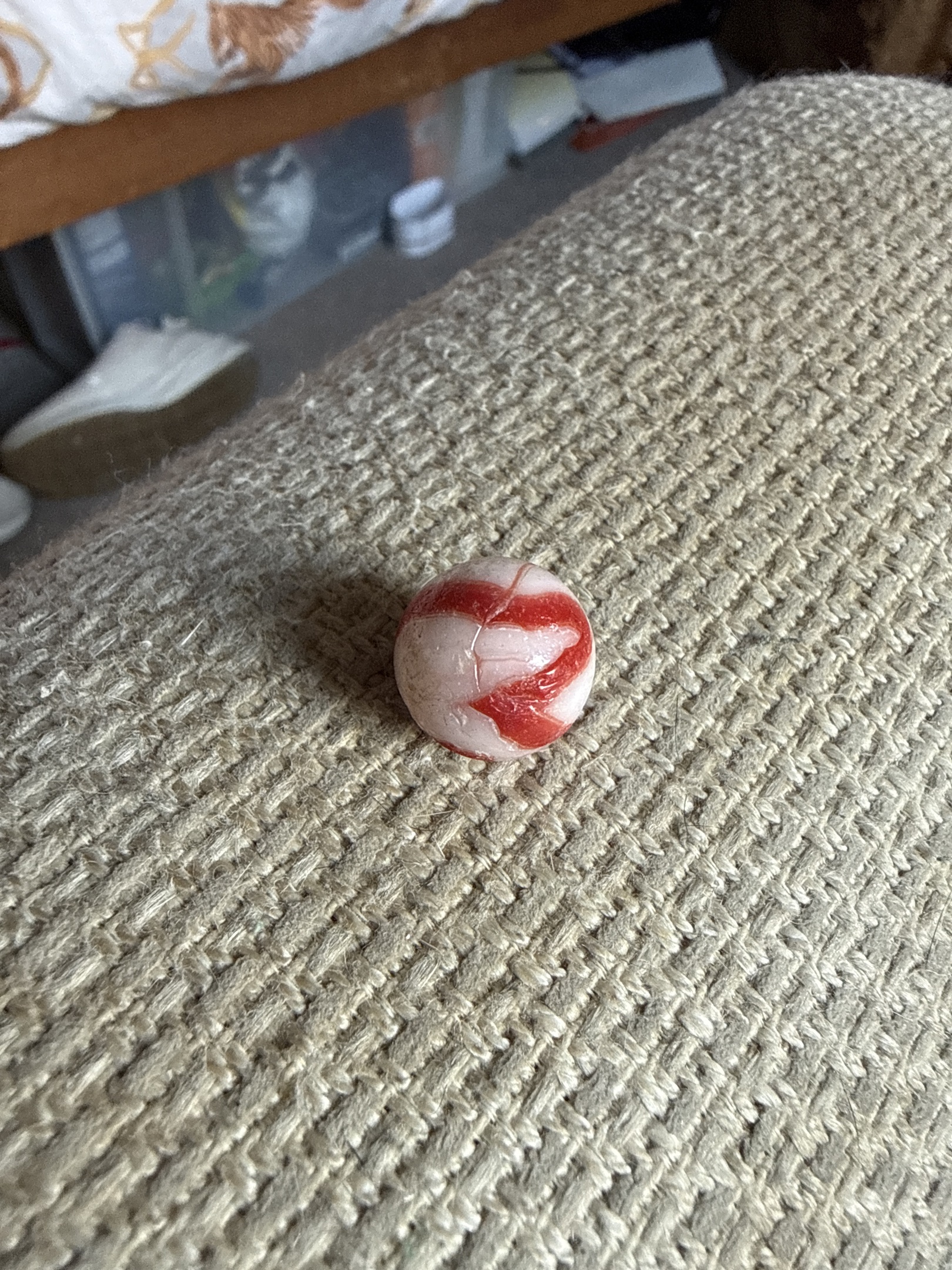 Red and White Corkscrew by Akro Agate, identification view