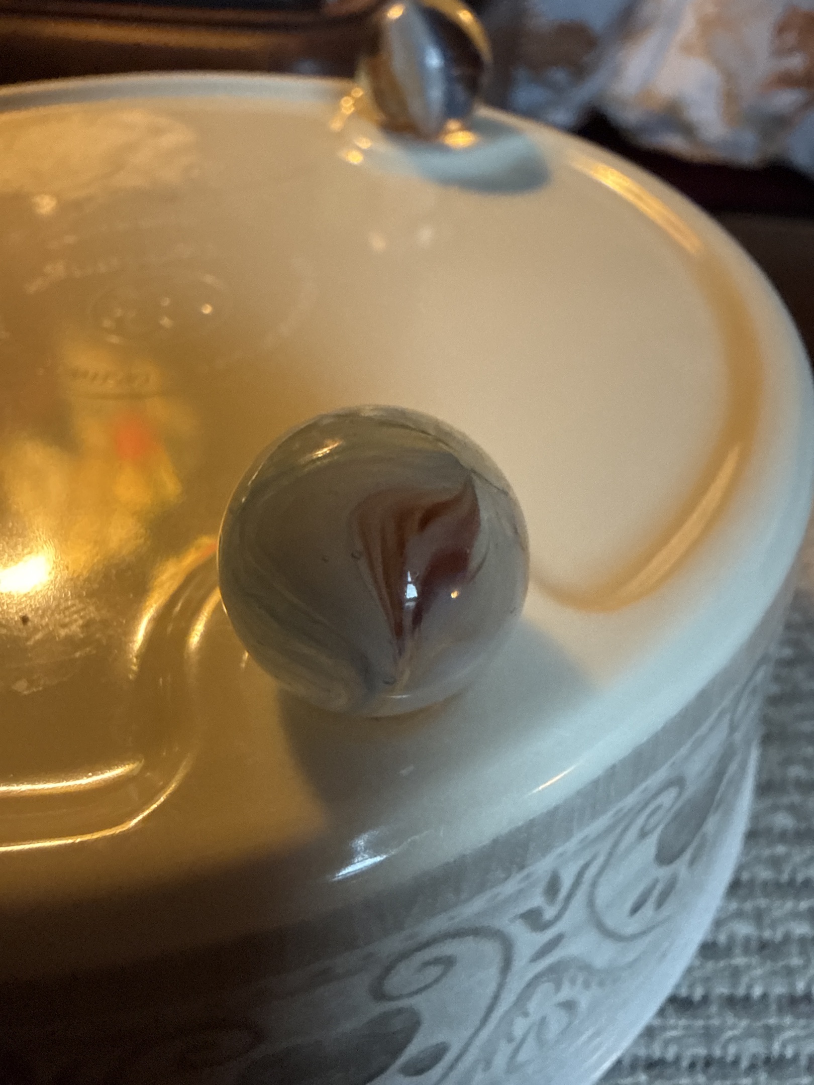 Red and White Corkscrew by Akro Agate, identification view
