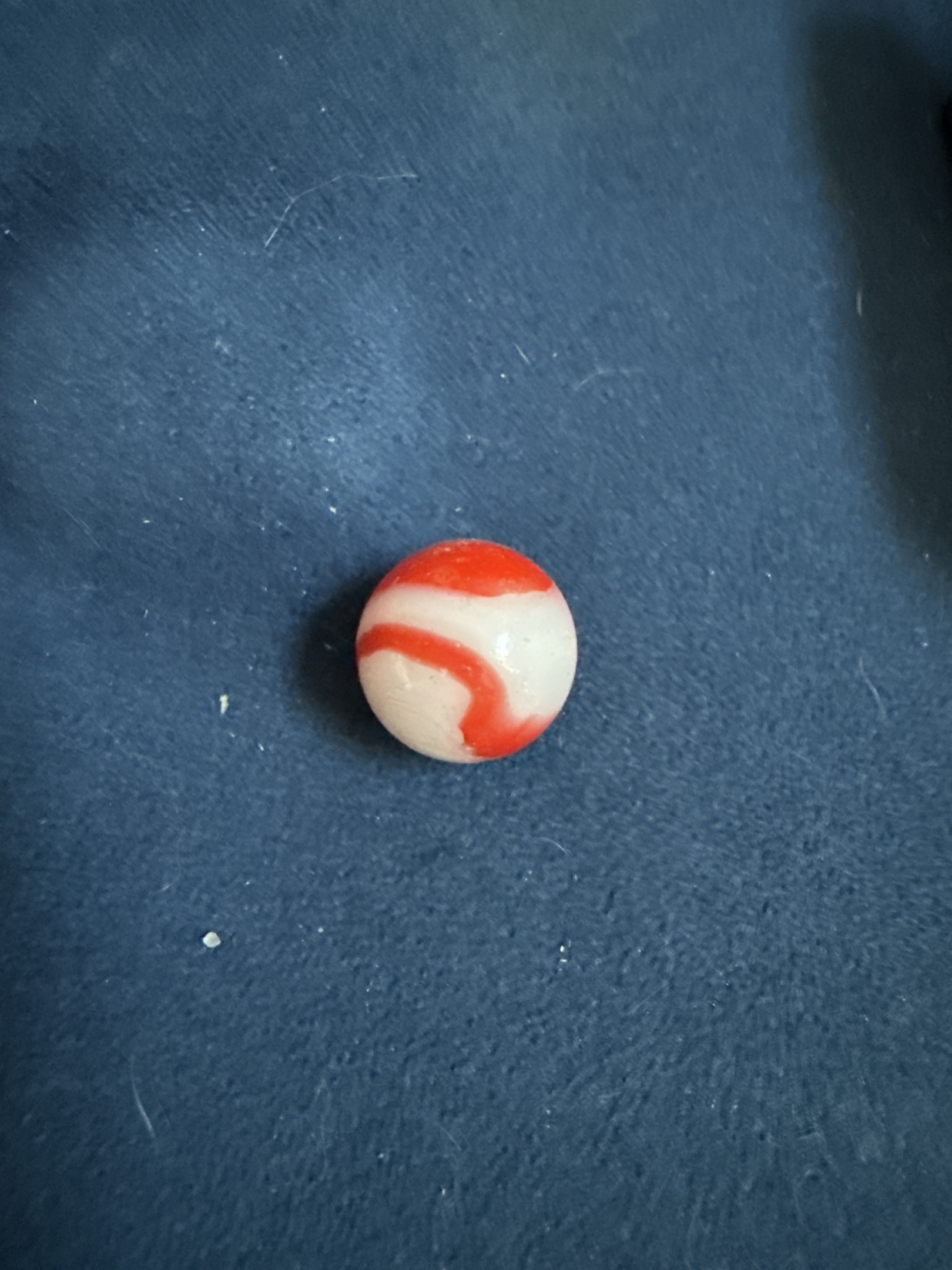Red and White Corkscrew by Akro Agate, identification view