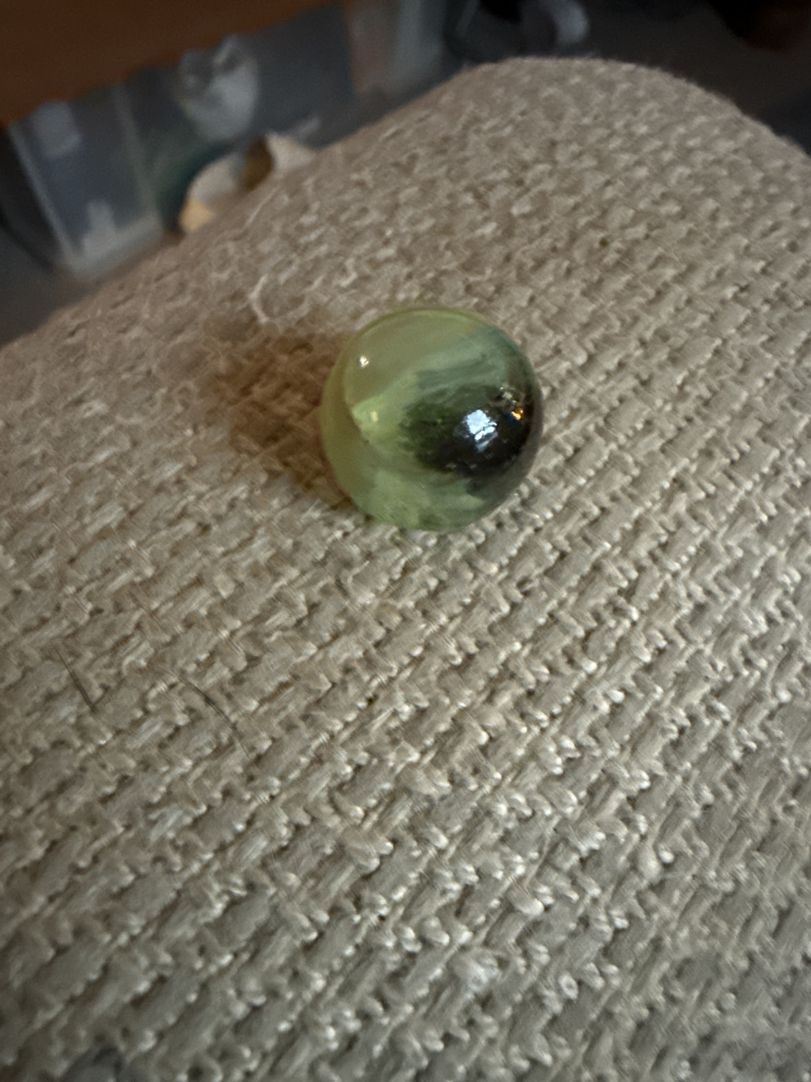 Green Single-Vane Cat's Eye by Vitro Agate, identification view