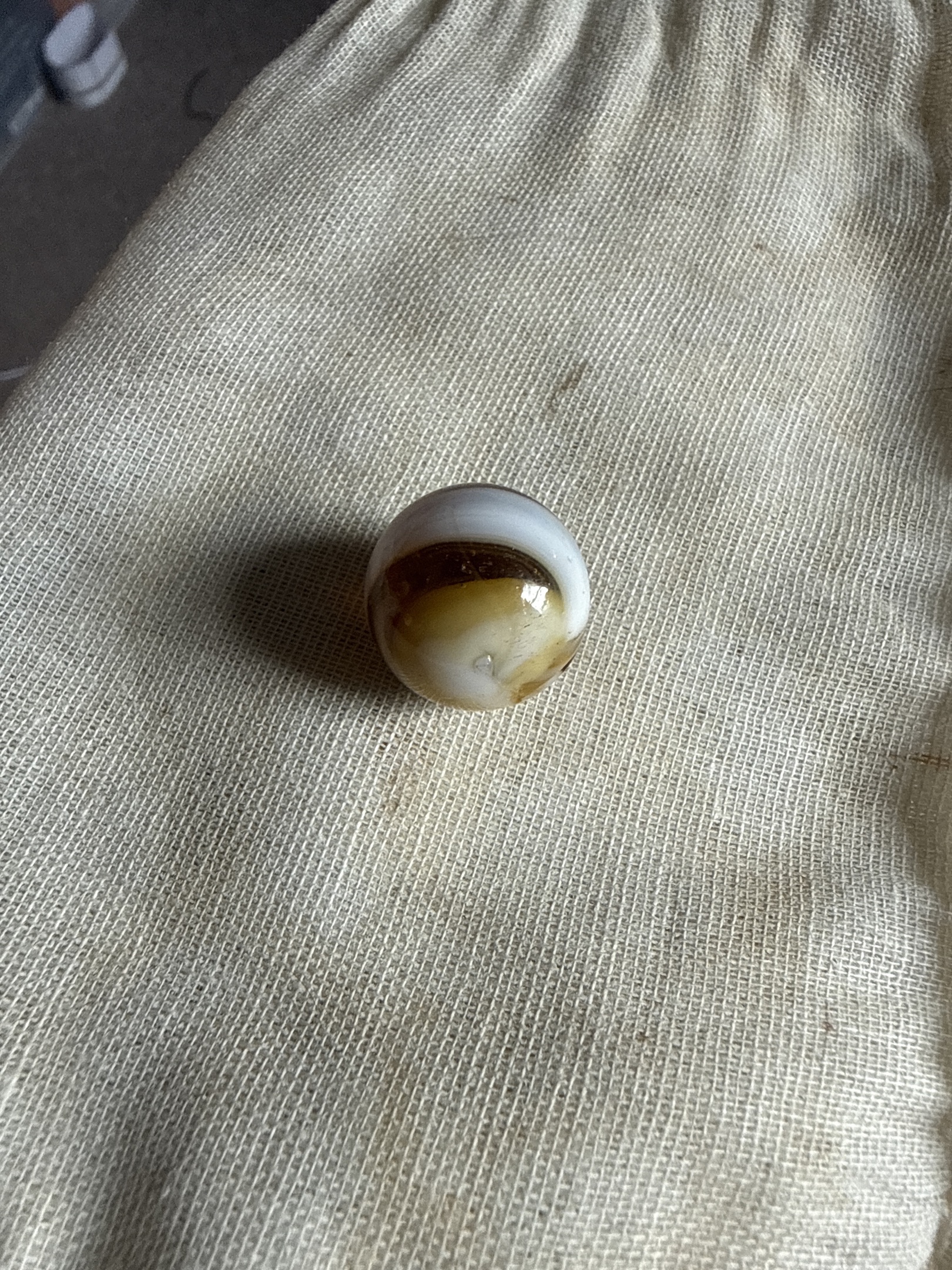 Brown and White Agate by Vitro Agate Company, identification view