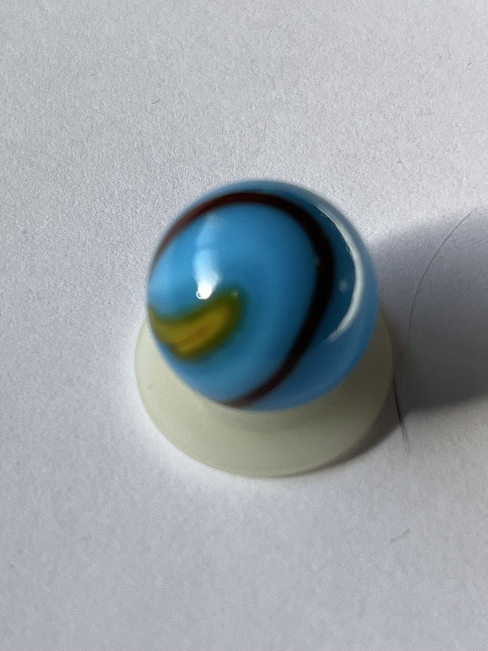 Blue Oxblood Special with Yellow by Akro Agate, identification view