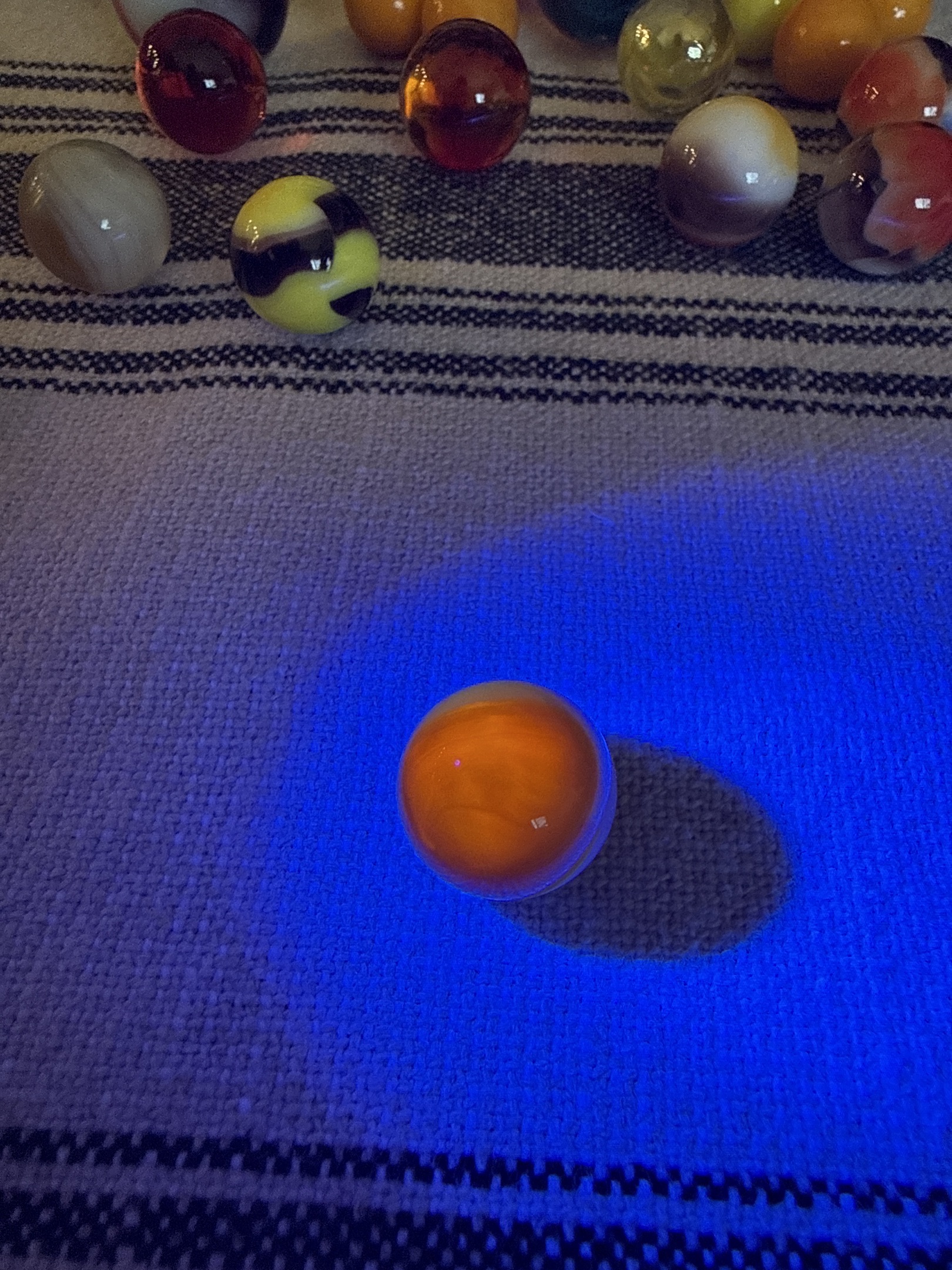 Tri-Color Swirl (UV Reactive) by Akro Agate Company