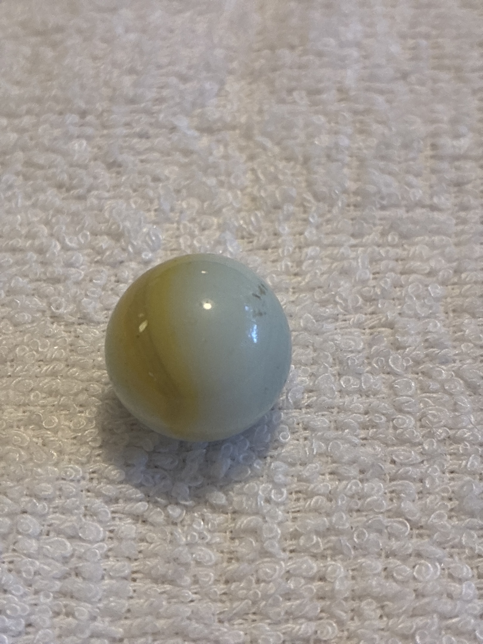 Tan and Yellow on Pale Blue-Gray by Alley Agate, identification view