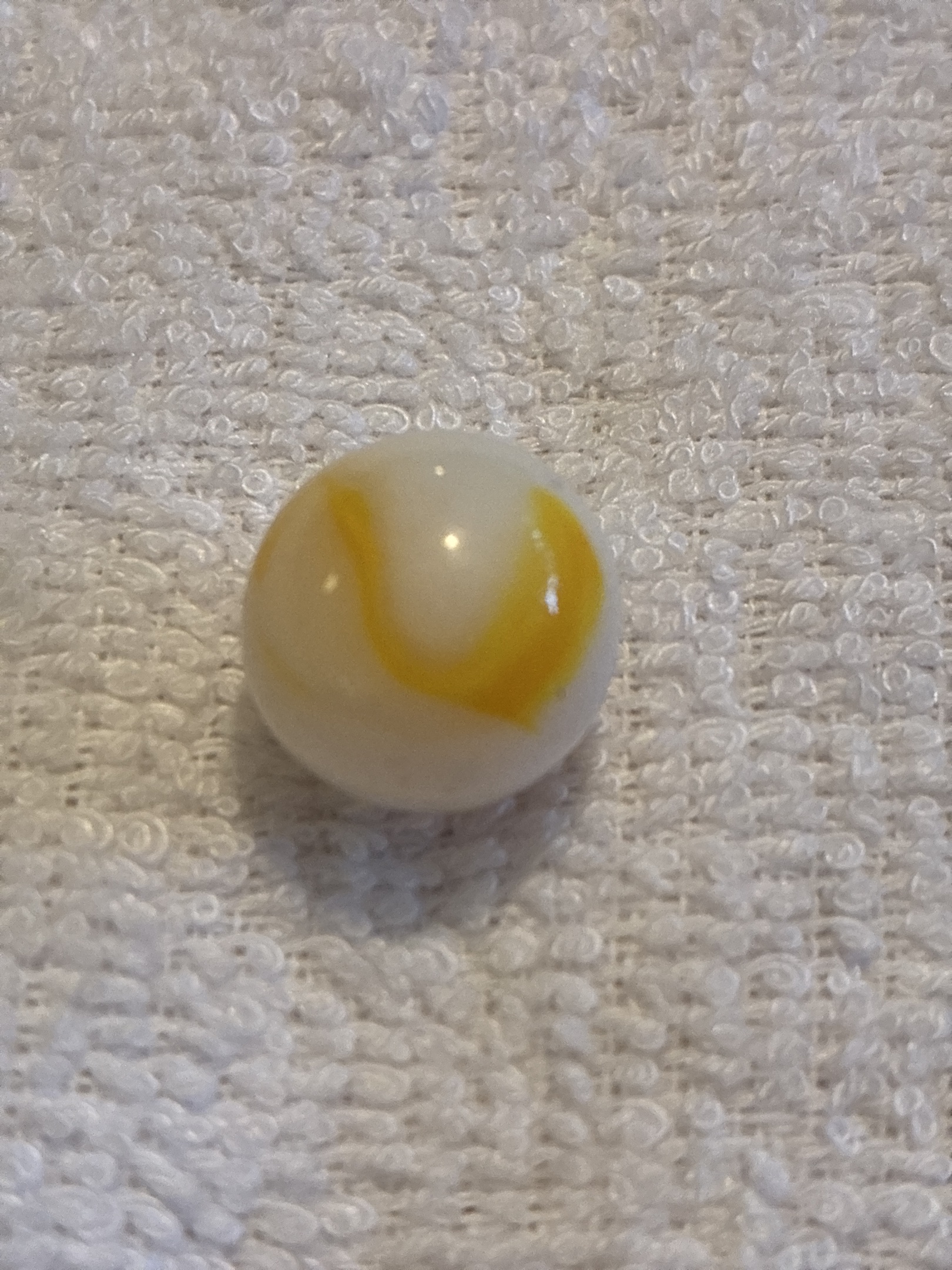 Egg Yolk (Fried Egg) by Akro Agate Company, identification view