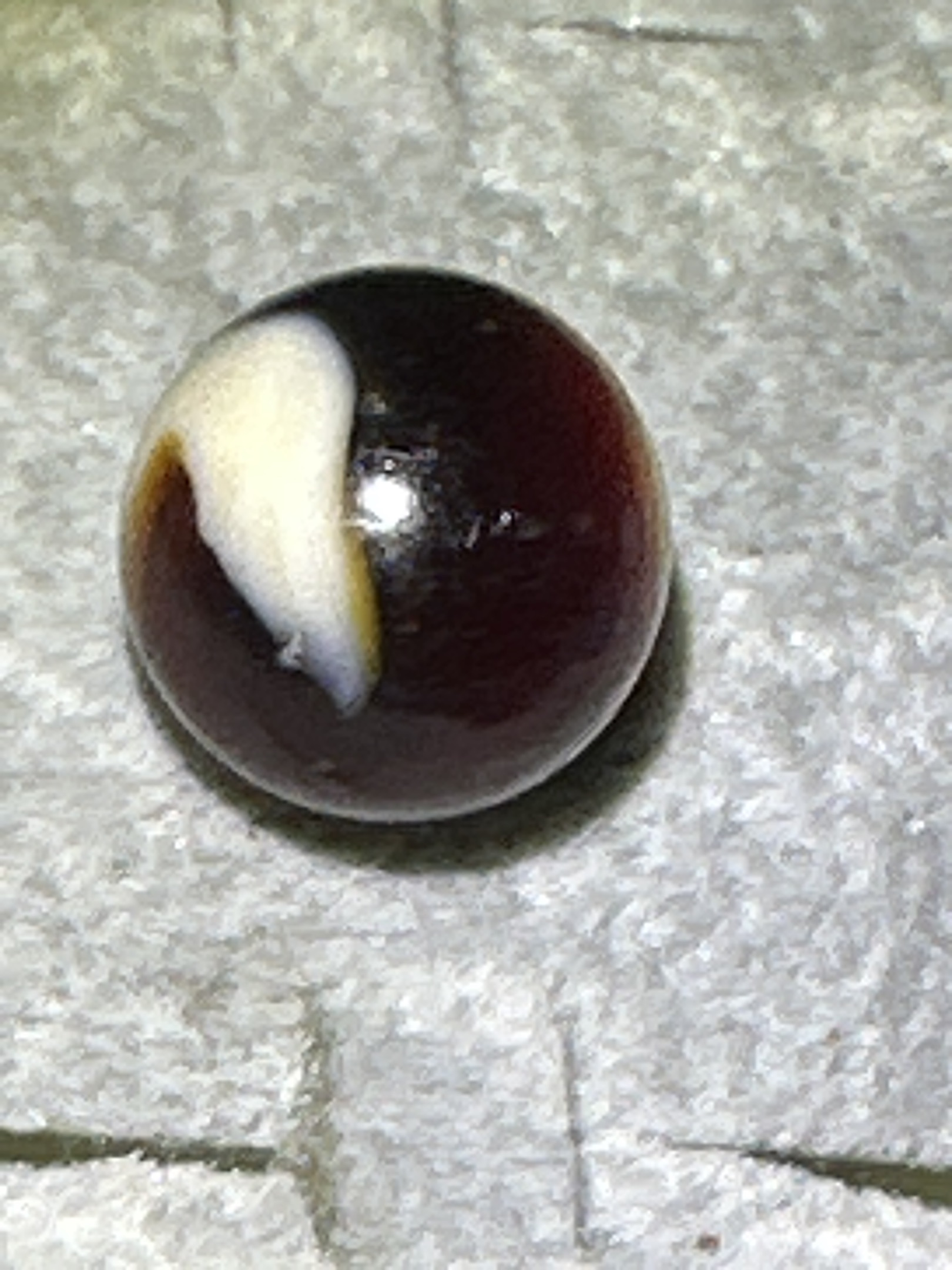 Prize Onyx (Amber & White) by Akro Agate Company, identification view