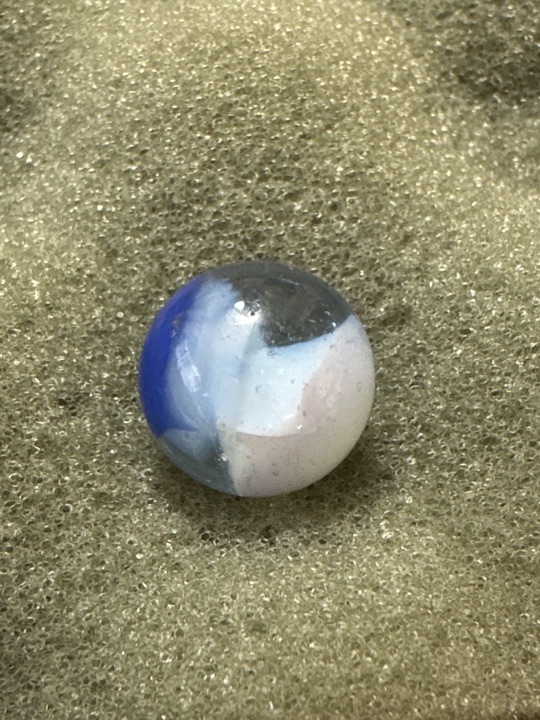 Tri-Color Patch White and Blue on Clear by Vitro Agate, identification view