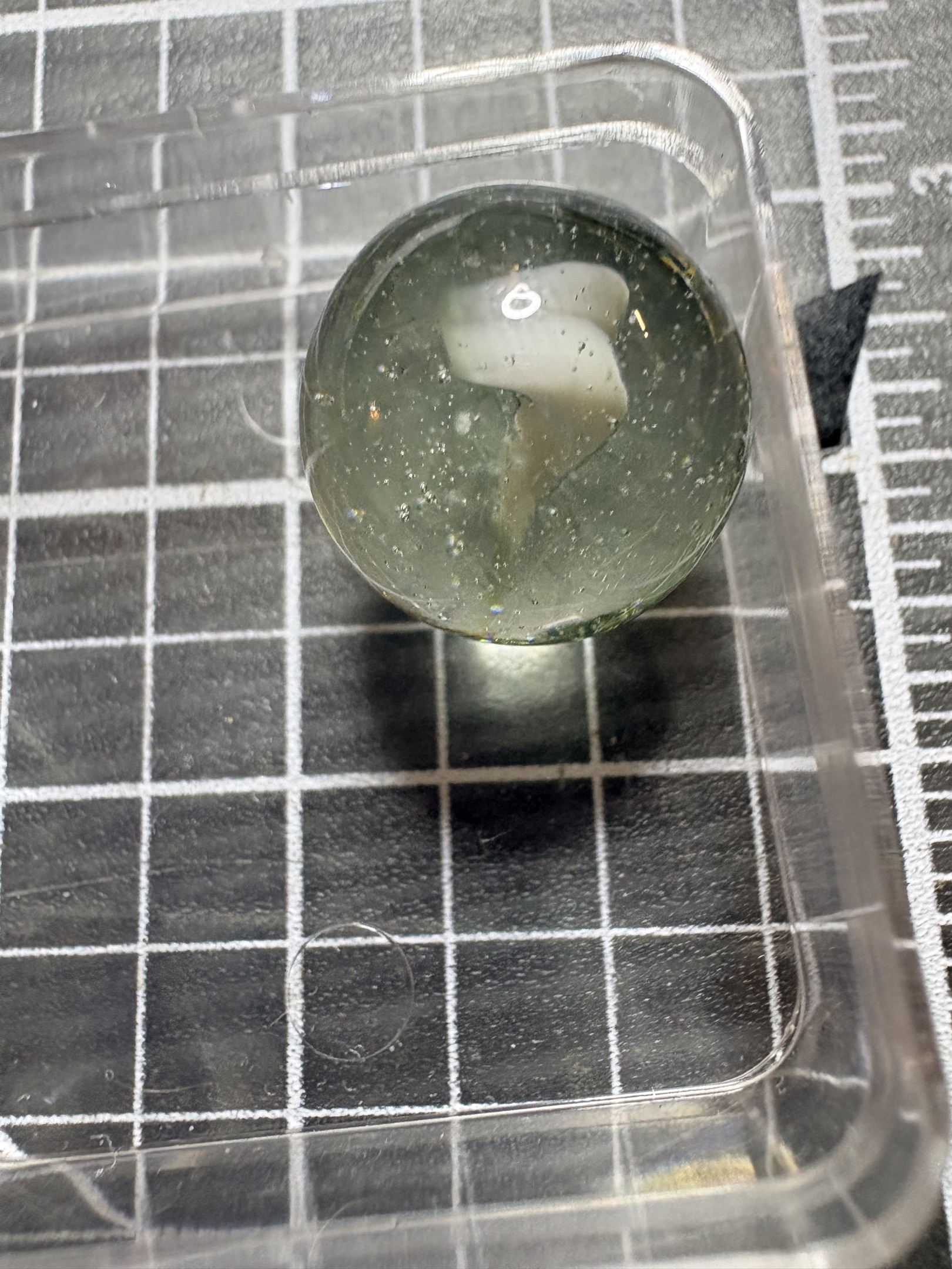 White Single Vane (Banana) by Vitro Agate Company, identification view